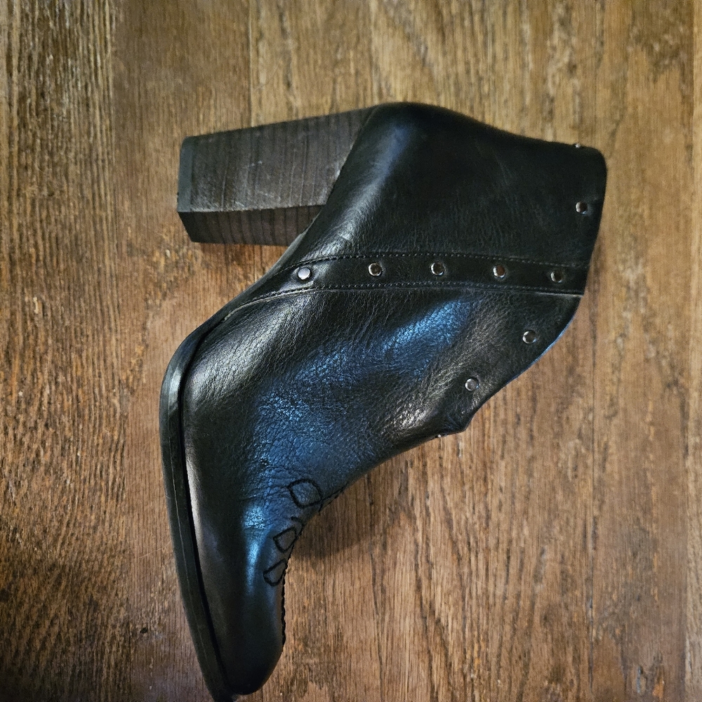Low cut boot